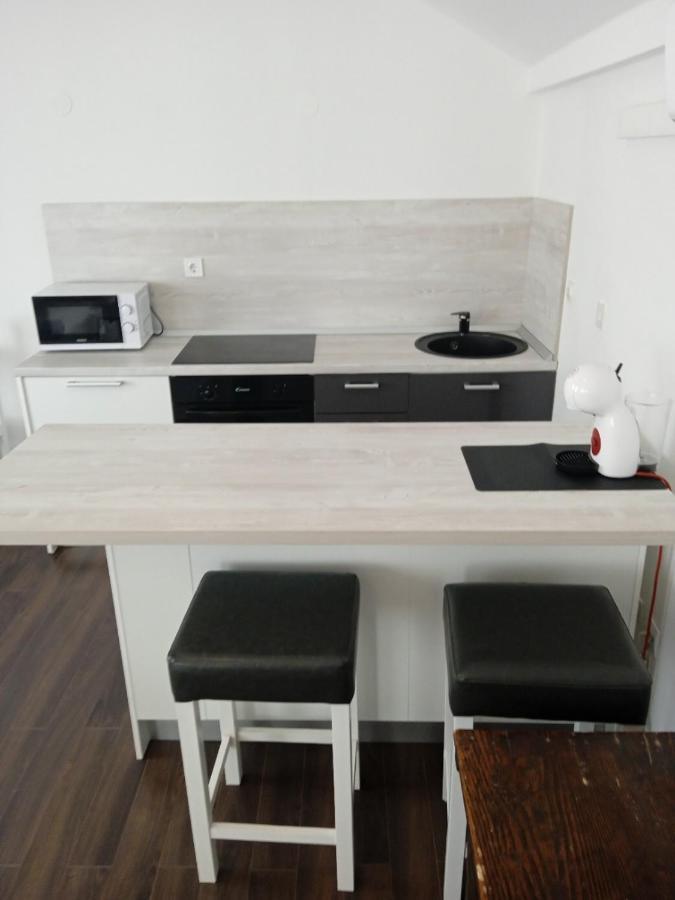 Helena Apartment *